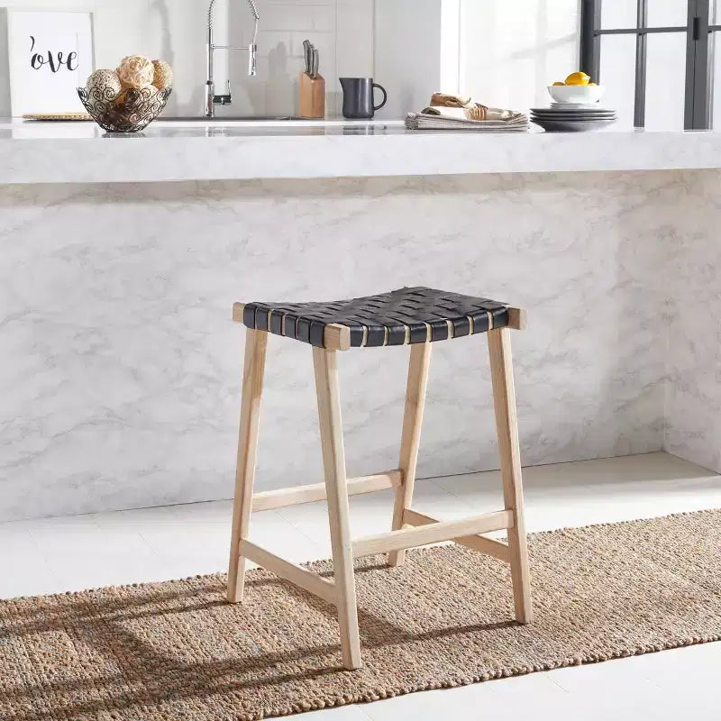 Sgabello da bancone senza schienale con seduta in pelle intrecciata, struttura in legno, 47 cm L x 35,5 cm P