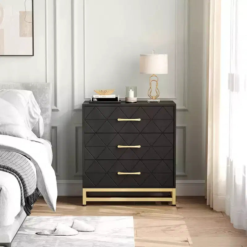 Comodino a 3 cassetti in legno con maniglie dorate, moderno
