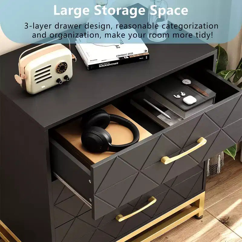 Comodino a 3 cassetti in legno con maniglie dorate, moderno