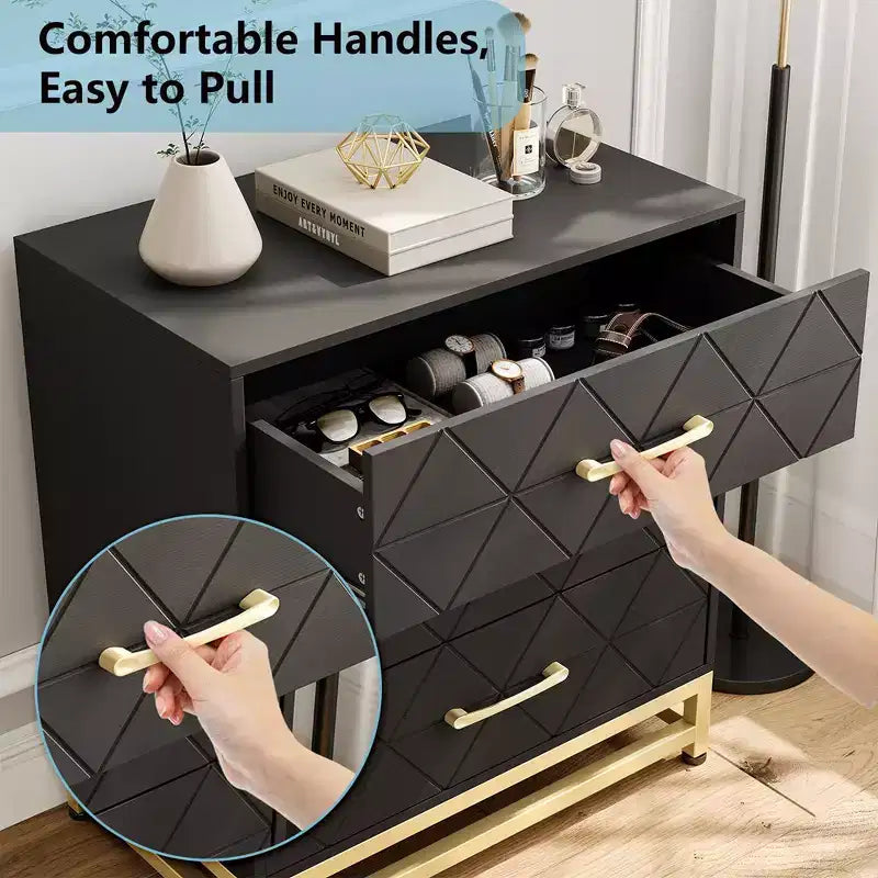 Comodino a 3 cassetti in legno con maniglie dorate, moderno